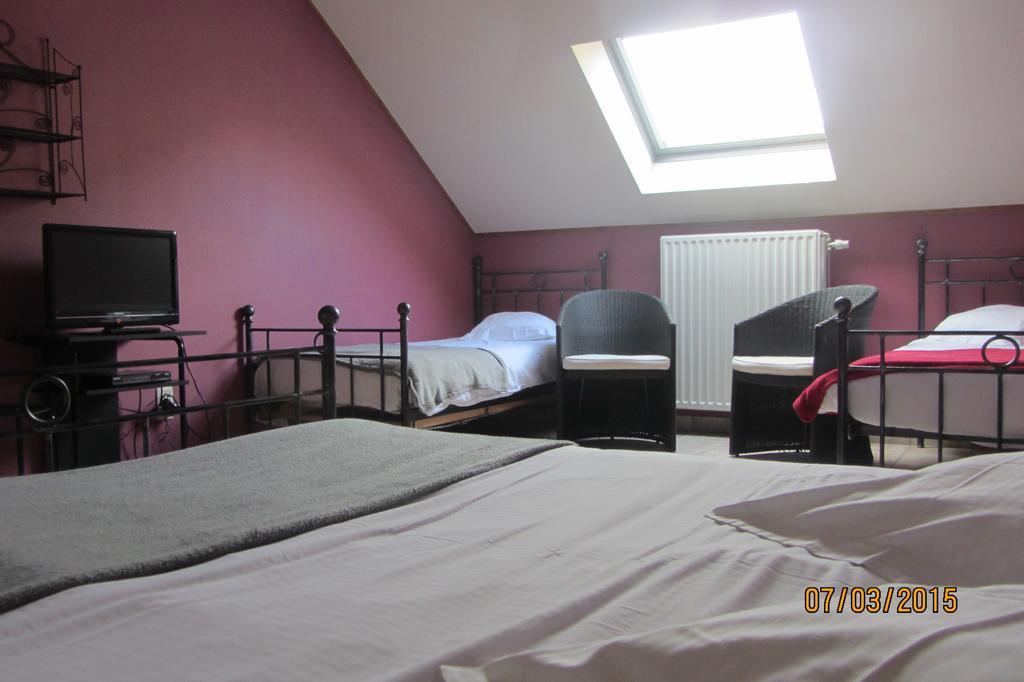 Auberge De La Lesse Celles Szoba fotó