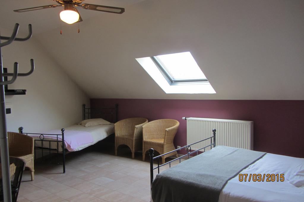 Auberge De La Lesse Celles Szoba fotó