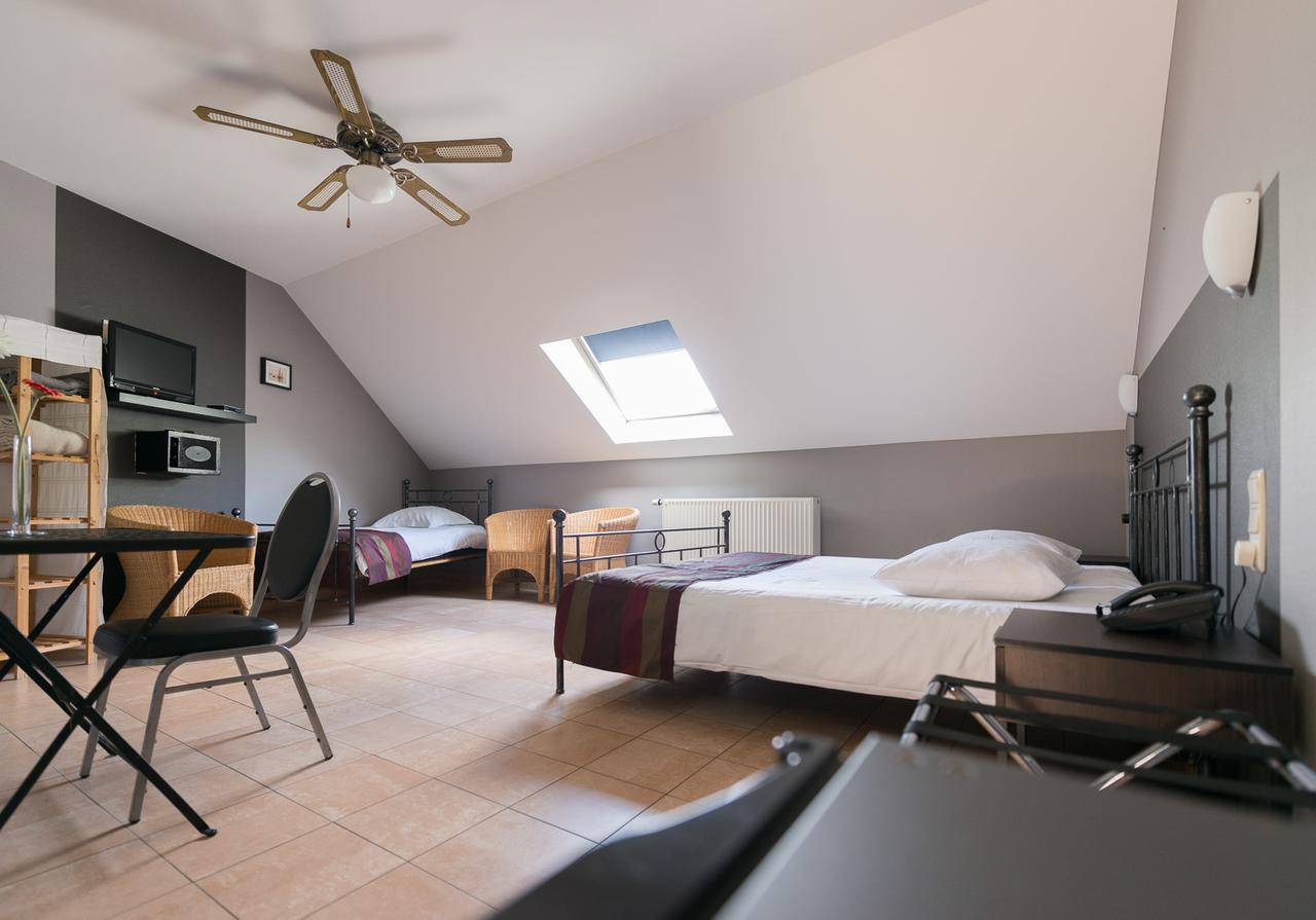 Auberge De La Lesse Celles Kültér fotó