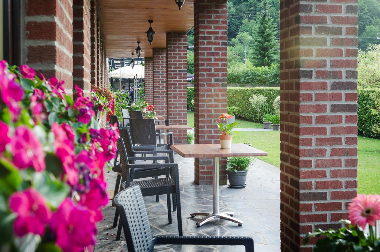 Auberge De La Lesse Celles Kültér fotó
